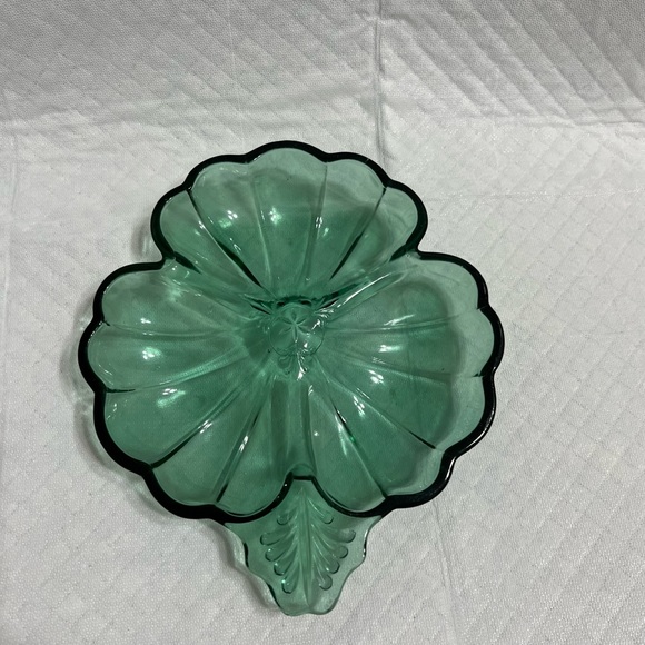 Vtg Green Glass Dish Three Leaf Clover Candy Nut Trinket Tray Carnival Glass MCM - Picture 2 of 13